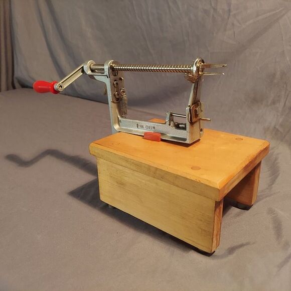 The Pampered Chef 2430 Counter Clamp Apple Peeler Corer Slicer - Picture 1 of 12